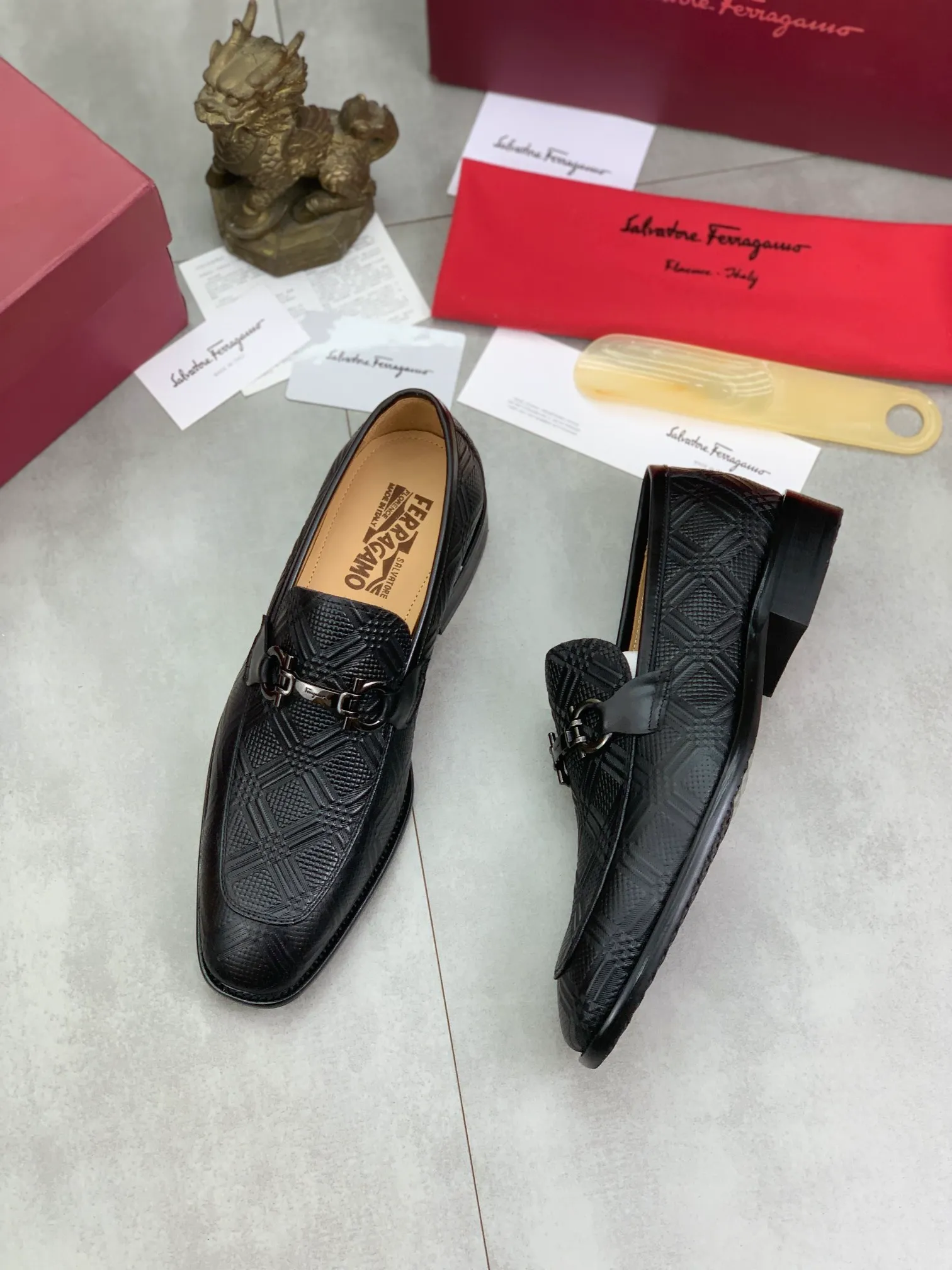 Men's Men's Shoes 💰P460💰[New Style] Water-dyed Niuli 🆘[Salvatore Ferragamo] Ferragamo's latest casual business leather shoes for men! Available at counters simultaneously! The fabric is made of specially imported original open-edge beaded calfskin, and the interior is made of imported water-dyed cowhide. It is absolutely luxurious and leads the fashion trend. Matching code: 38-45 (46 and 47 can be customized); black color optional